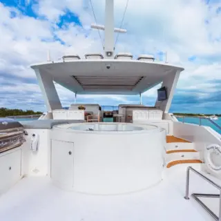 BRANDI WINE - Flybridge Jacuzzi