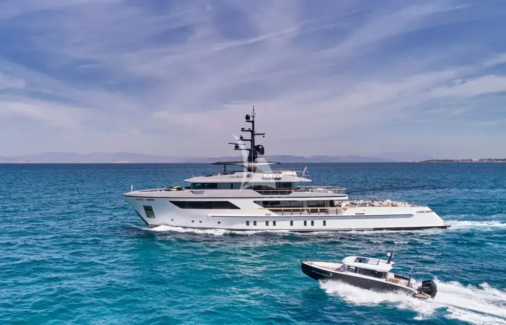 PARA BELLVM - Running shot with tender