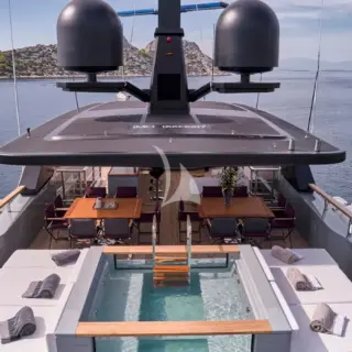 Sundeck aft