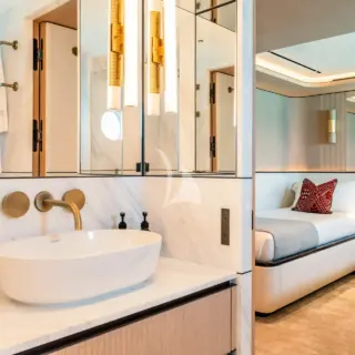 Twin guest cabin en suite
