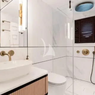 Master bathroom en suite