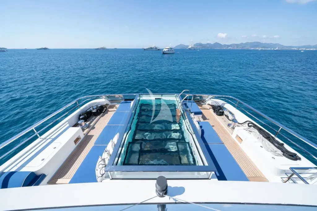 ALULIM - Main deck pool