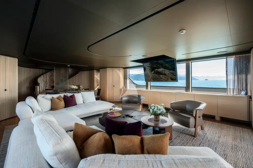 INS LAND - Main deck lounge