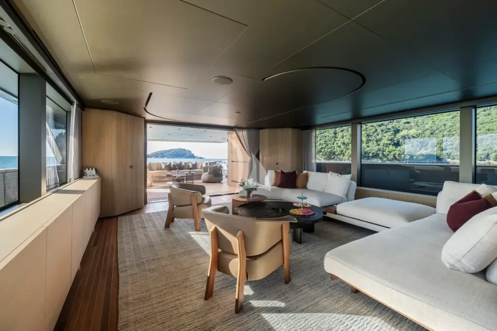 INS LAND - Main deck lounge