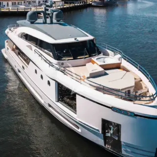 Fore deck jacuzzi