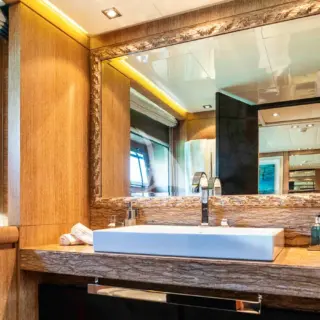 NINO - Twin cabin bathroom 