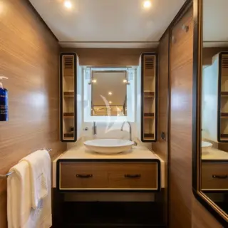 ALMAR II - Master cabin Bathroom