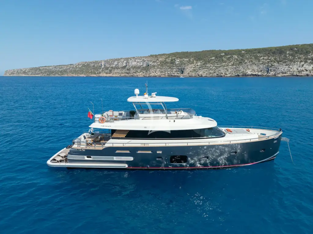 ALMAR II - At anchor