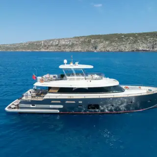 ALMAR II - At anchor