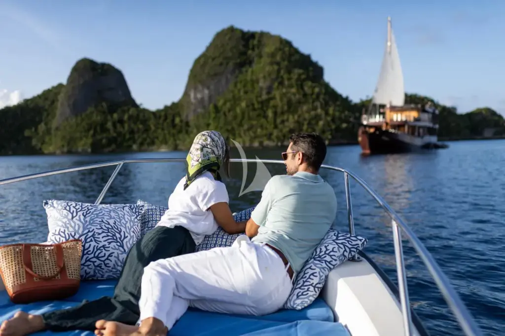 SEQUOIA - Embarking by 7m Boston Whaler tender 