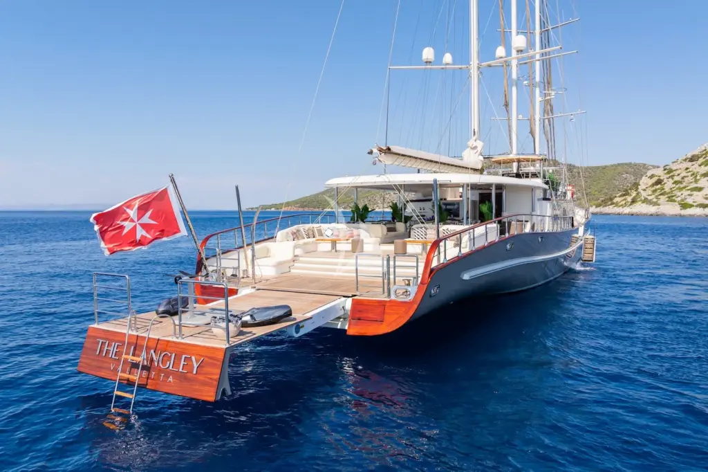 THE LANGLEY - Beach club and hydraulic swim platform