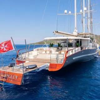 Beach club and hydraulic swim platform
