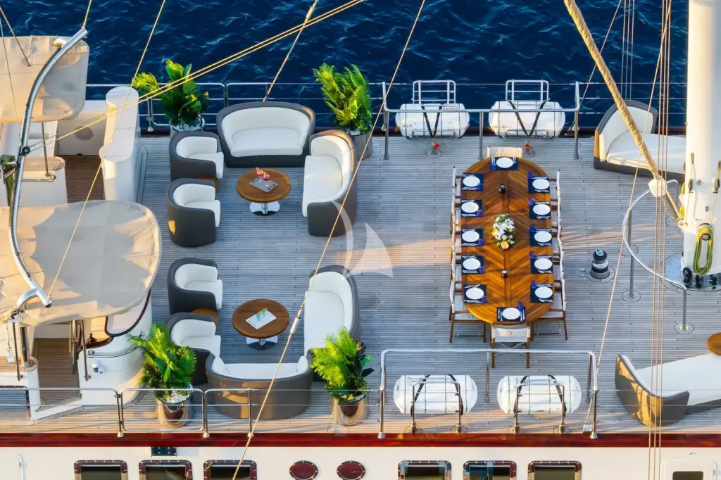 THE LANGLEY - Expansive sundeck