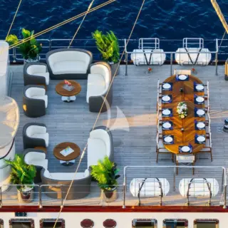 Expansive sundeck