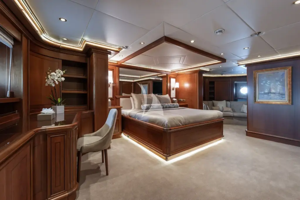 THE LANGLEY - Full bodied master stateroom