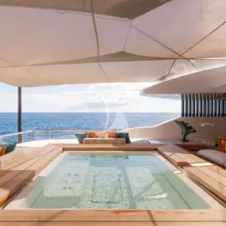 Sun deck Jacuzzi