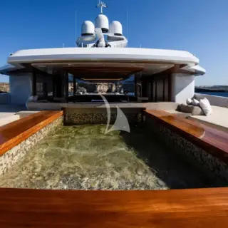 Sun deck forward