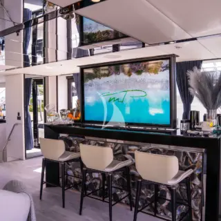 Main salon bar
