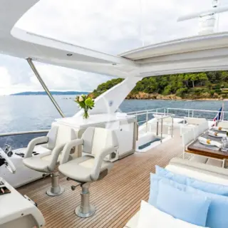 MINEIRA flybridge dining area