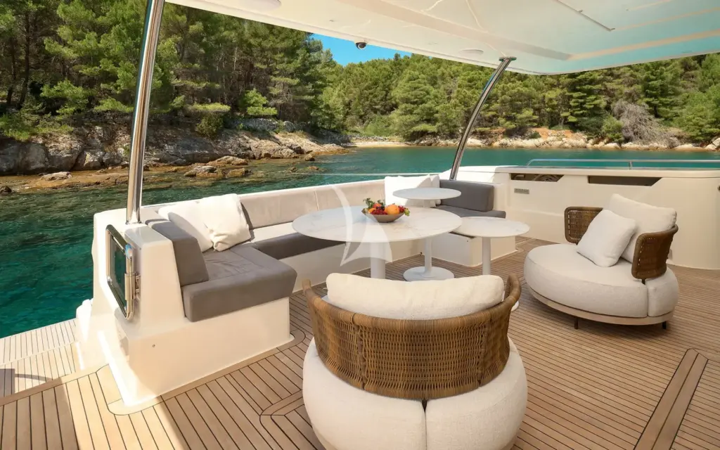 DAMARI - Main aft deck relaxing