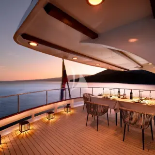 GALAPAGOS EXPLORER - Modular dining set up to suit all group sizes