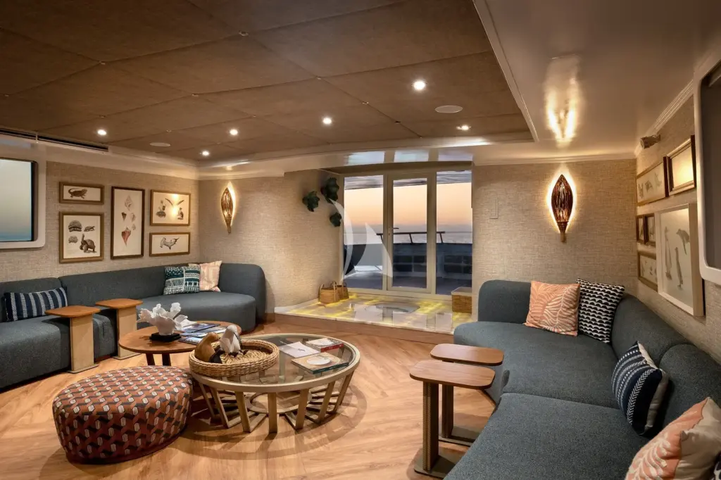 GALAPAGOS EXPLORER - Main salon looking aft