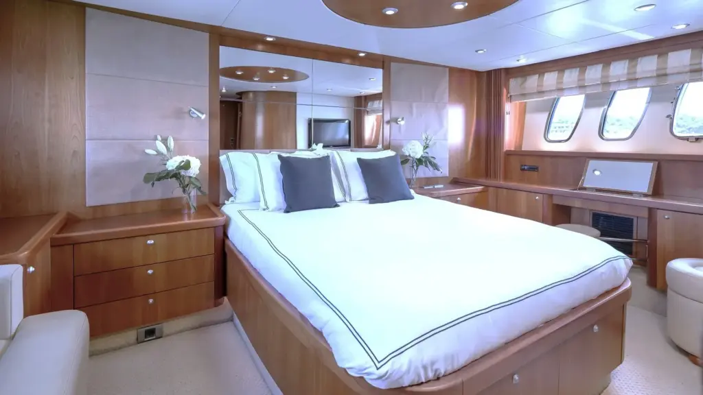 BOY TOY - En-suite Master double bed cabin