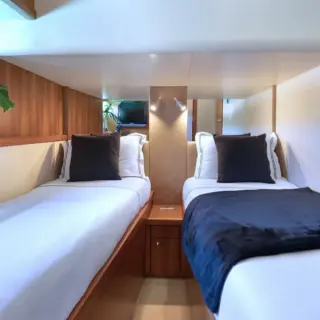 En-suite guest twin bed cabin