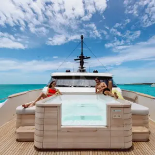 Fore deck jacuzzi