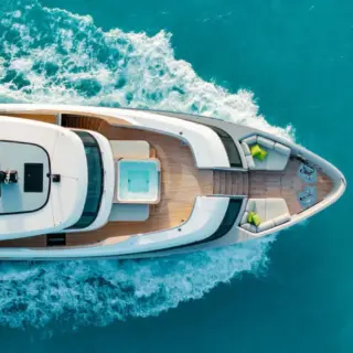 Fore deck jacuzzi