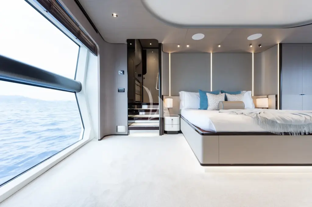 ZOZO - Full-beam master stateroom
