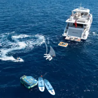 ZOZO - Toys at anchor