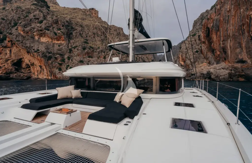 ALMOSTA ROAD - Fore deck seating area