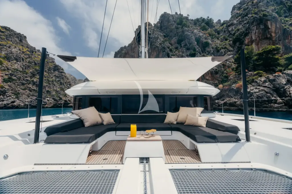 ALMOSTA ROAD - Shaded area on foredeck