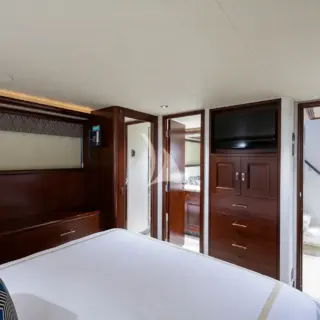 V berth