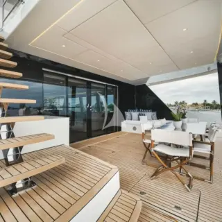 Aft cockpit with easy access to flybridge