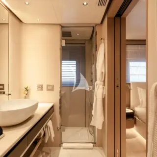 Lower deck shower room en suite