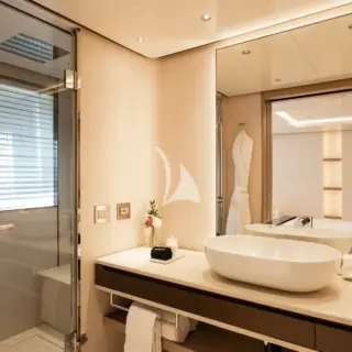 Lower deck shower room en suite