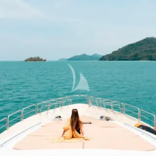 MIA KAI - Front deck