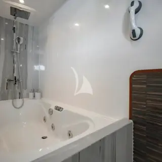 MIA KAI - Stateroom en-suite bathroom