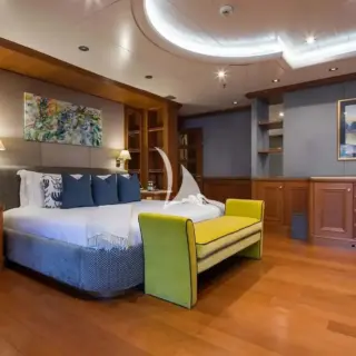Main deck master suite - bedroom