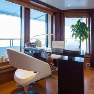 Nail bar