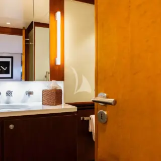 Guest double cabin bathroom