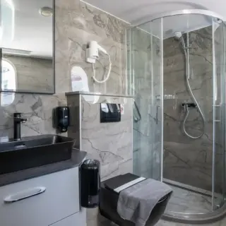 Nera's ensuite