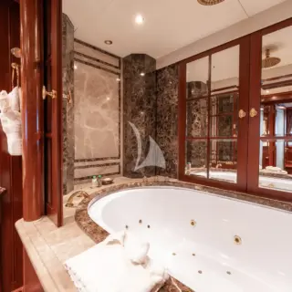 Master Ensuite Jacuzzi Tub
