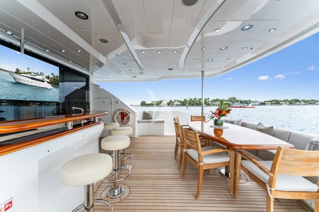 INVICTUS - Aft Deck + bar