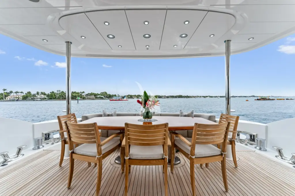 INVICTUS - Aft deck dining