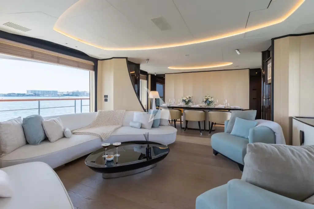 BELLA VITA - Main Salon Looking Forward