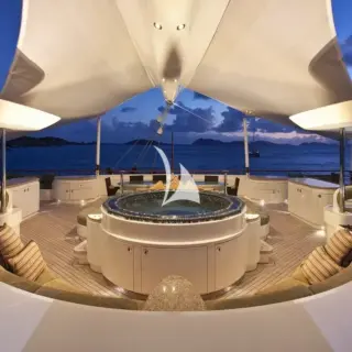Flybridge jacuzzi