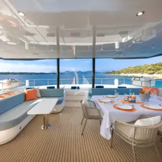 Flybridge seating and dining